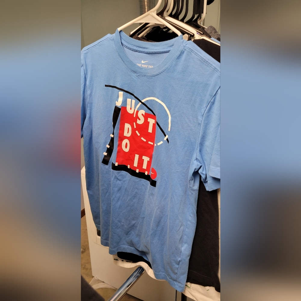 Men's Medium Nike Short Sleeve Shirt EUC